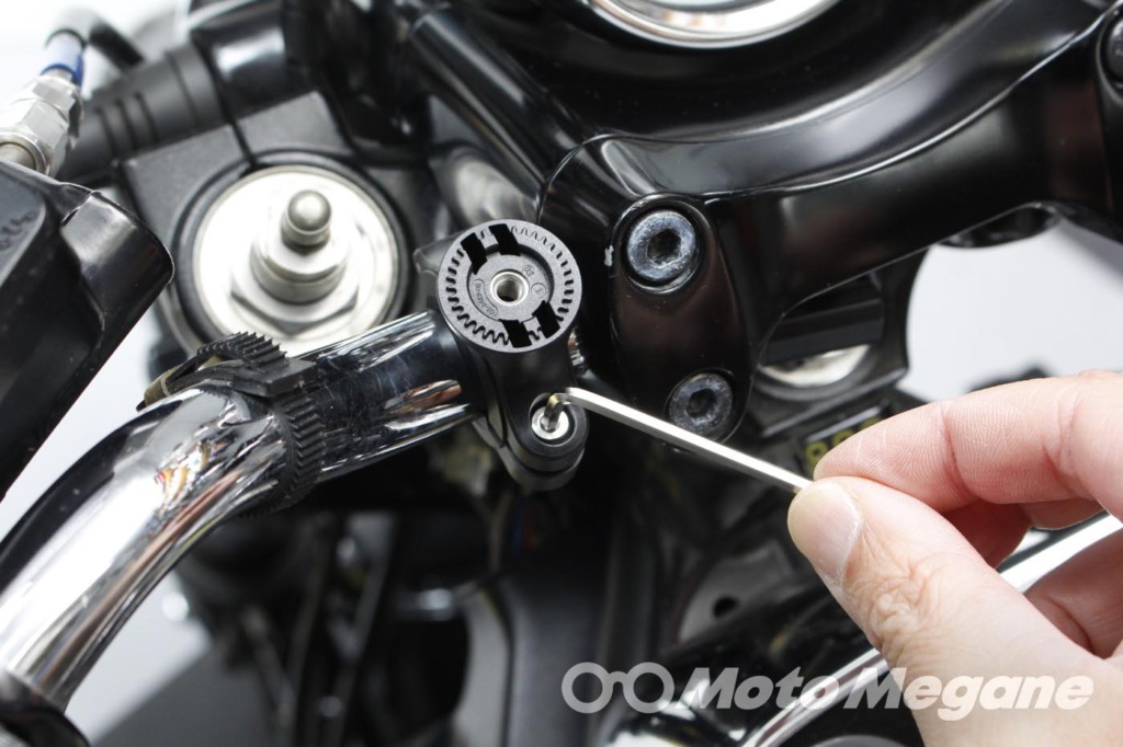 Quad Lock HANDLEBAR MOUNT V2 & 衝撃吸収ダンパーQLA-VDM & CASE FOR IPHONE12/12PROの写真