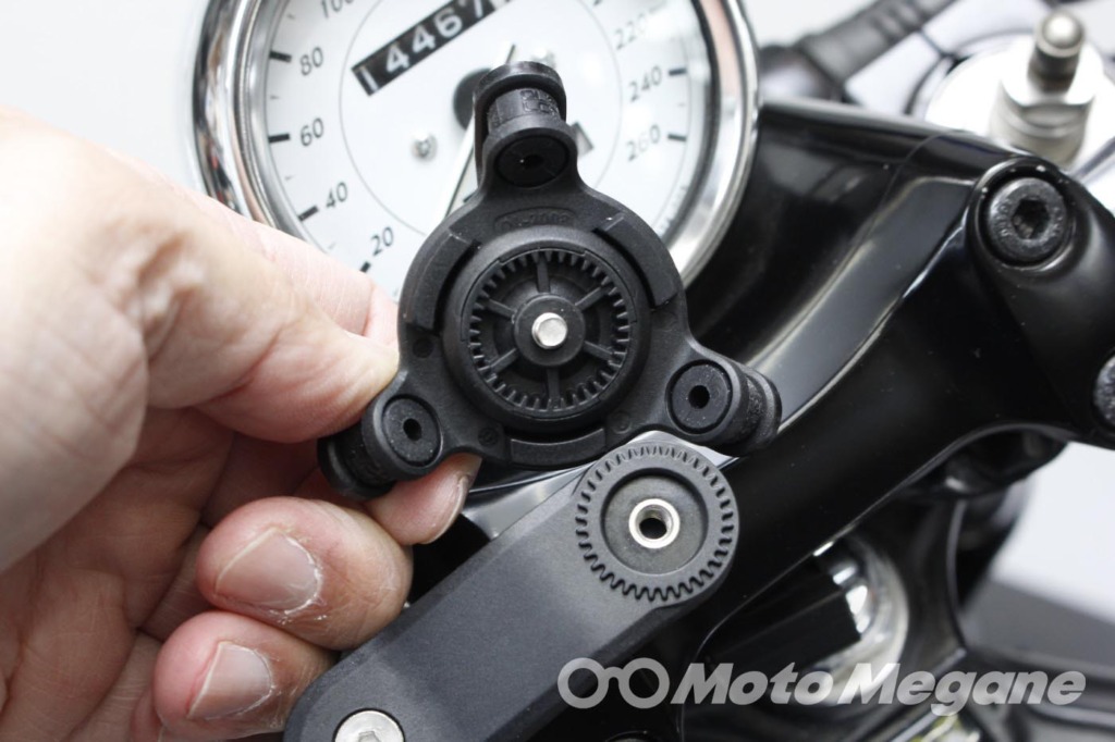 Quad Lock HANDLEBAR MOUNT V2 & 衝撃吸収ダンパーQLA-VDM & CASE FOR IPHONE12/12PROの写真