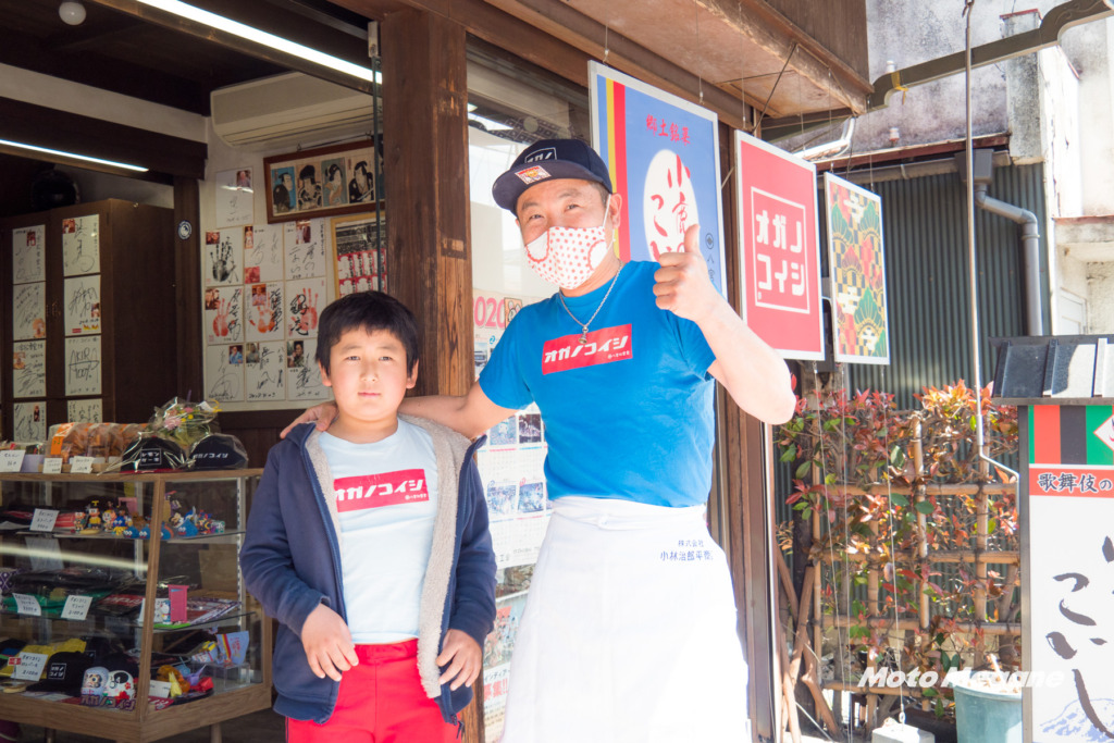 明るく元気な八宮松雪堂店主と息子さんが迎えてくれました