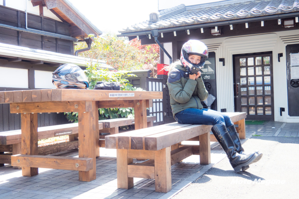 お店の前のテーブルはバイクに乗る前の身支度にも便利