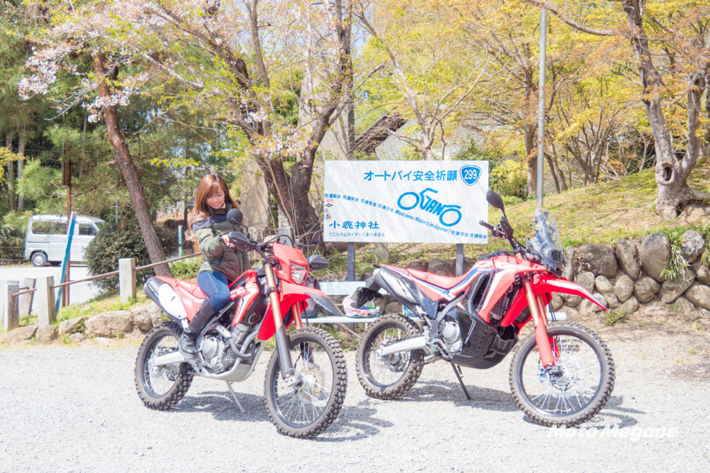 小鹿神社の看板前で記念撮影するライダーが多かったです