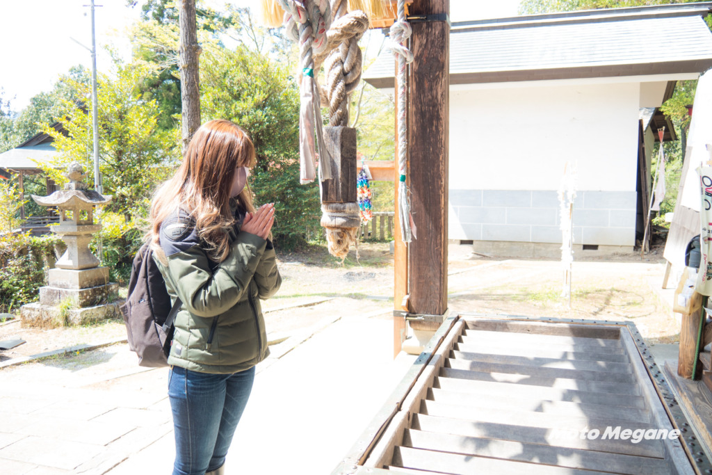 静かな小鹿神社で旅の安全をお祈りします