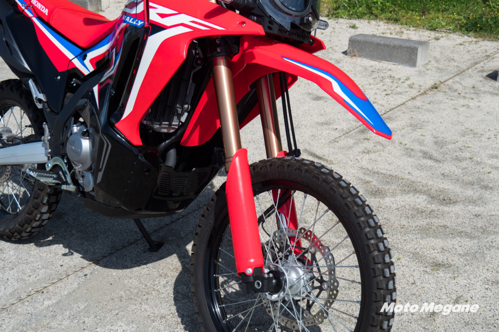 CRF250ラリーのローダウン仕様は前後サスペンションが短かった。2020年モデルからは短いのがスタンダードに。