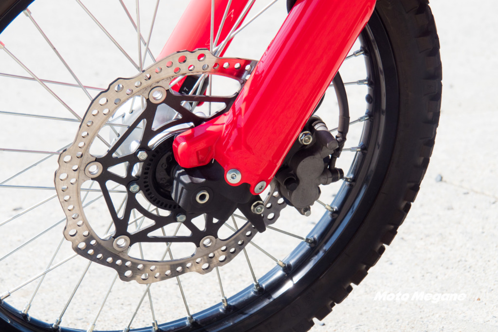 CRF250ラリーのフロントブレーキはシングルディスクに2ポッドキャリパーを採用。車両重量が軽いので制動力に問題なし!