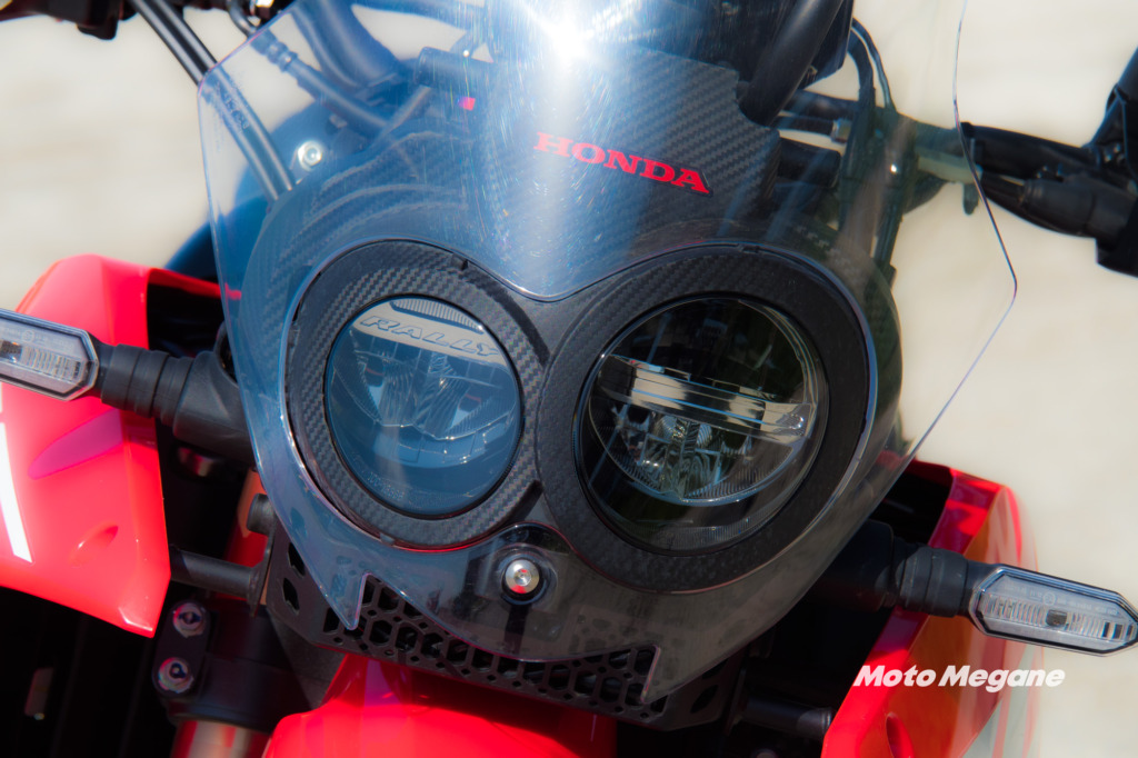 CRF250ラリーのヘッドライトは先代同様に左右非対称のLEDタイプを採用。ウインカーも同様にLEDを採用している