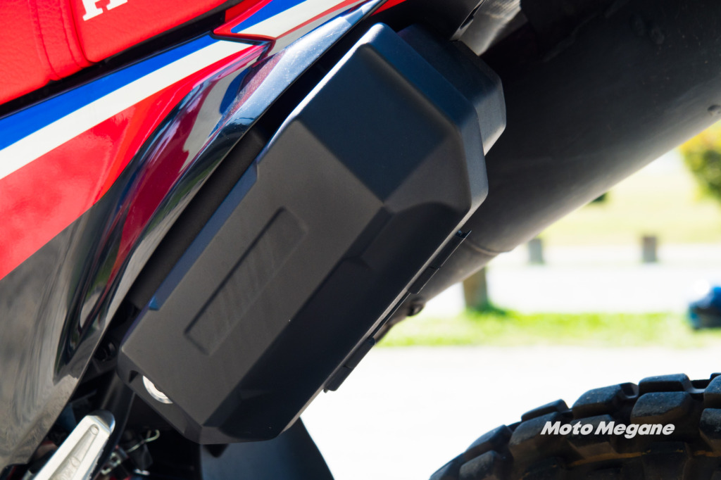 CRF250ラリーの車体左後ろ側に設置されたツールボックスは書類や工具類を入れておくのに最適