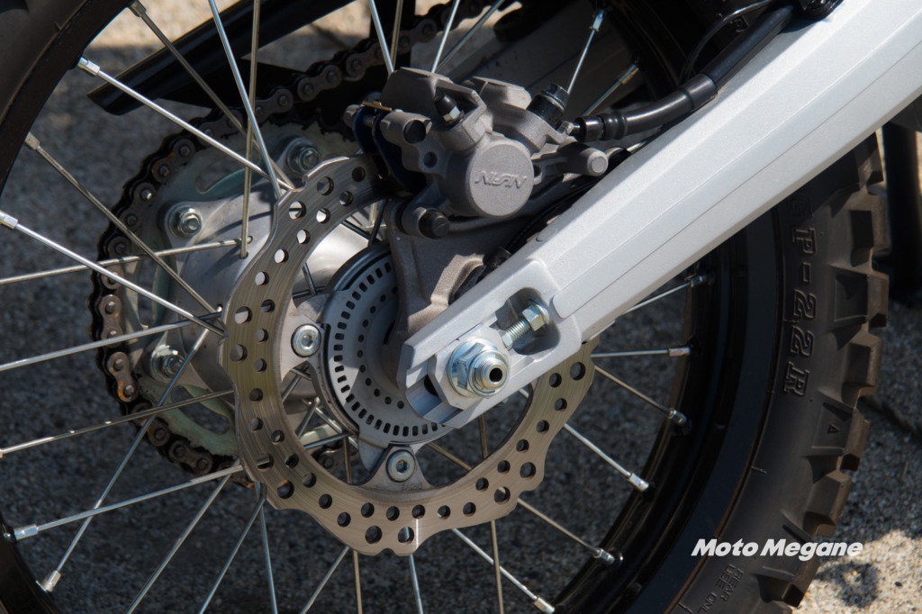 CRF250ラリーのリアブレーキはディスクブレーキにシングルポッドキャリパーを採用。ABSはオフロード走行用にキャンセルも可能となっている