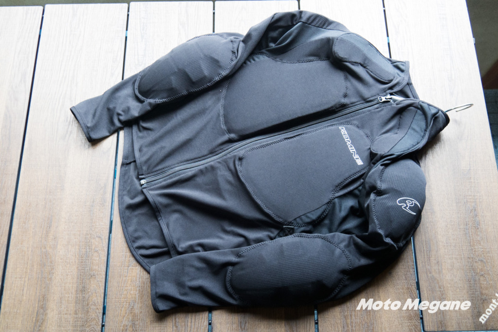 鎖骨部分にもパットが入っている