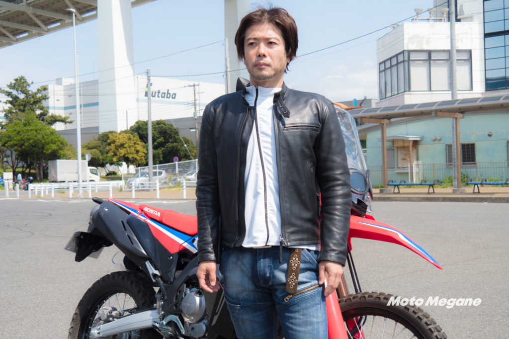 肩がはりますが、普段使っている革ジャンも着れます。髪の毛ぺっしゃんこなのが残念