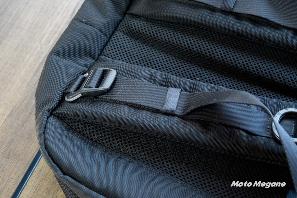 ショルダーストラップに装備されたトップスタビライザーは荷物が重い時にリュックを体に引き寄せて背負いやすくするためのもの。