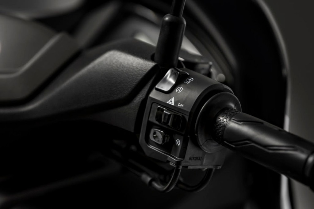NMAX ABS 右ハンドル側スイッチ