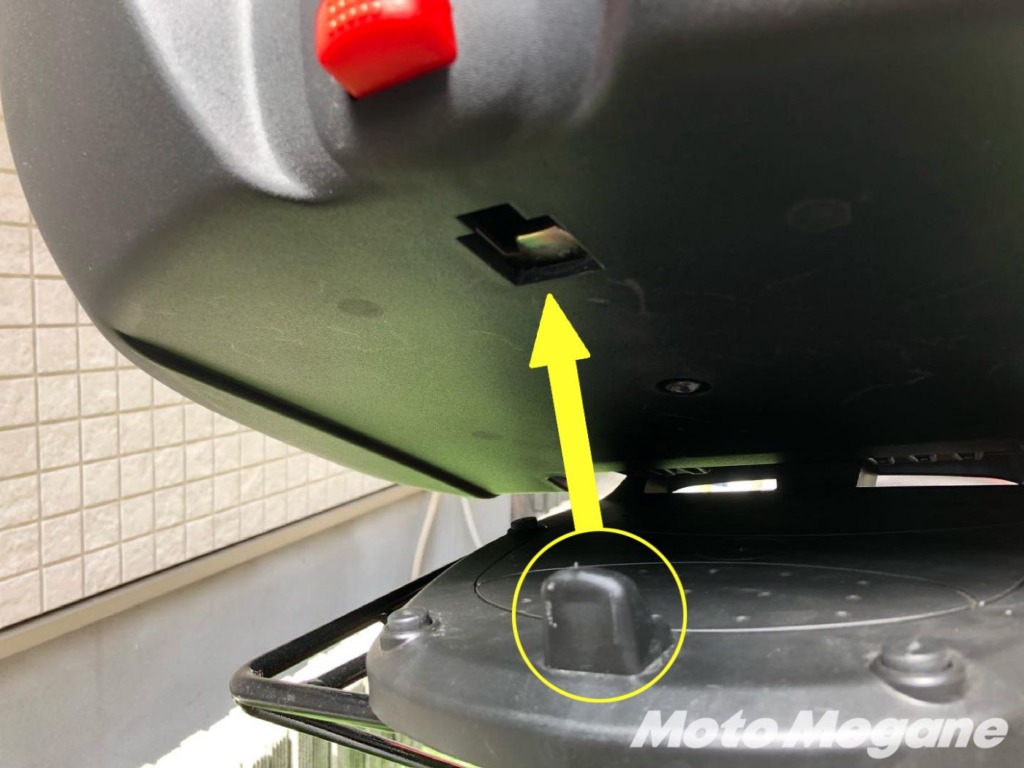 BOXの赤いボタンを押しながら凸部分を差し込む。