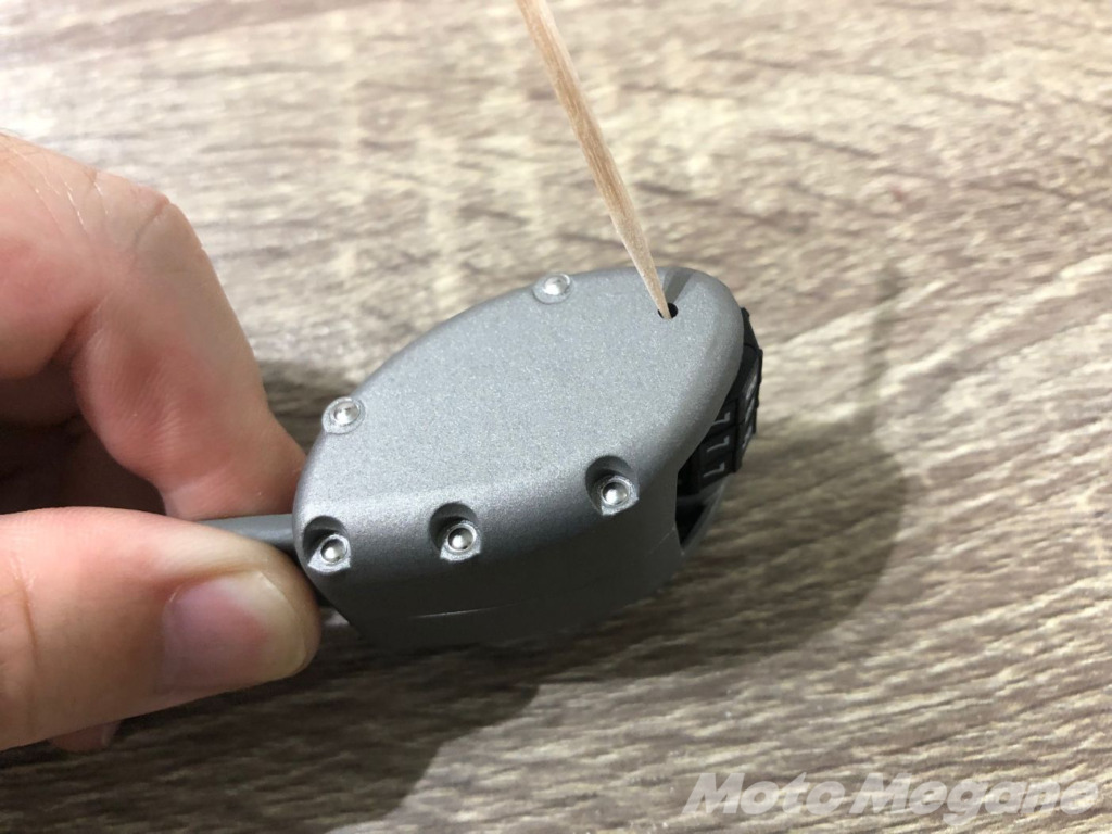②画鋲など先端が鋭い物をダイヤル横の穴にカチッと音が鳴るまで差込む