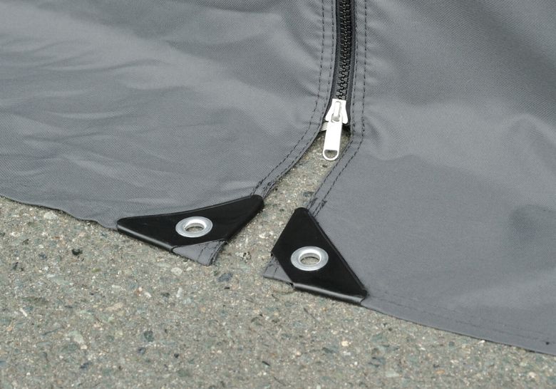 スカート形状の裾は、砂やほこりなどの侵入を防ぎます。開閉部は南京錠の使用が可能。
