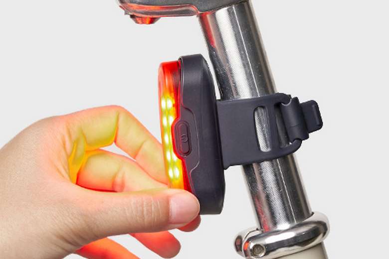 取り外しも可能なのでヘルメット以外にも装着できる。