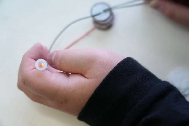 身近なもので電気を生み出す「11円電池」の実験