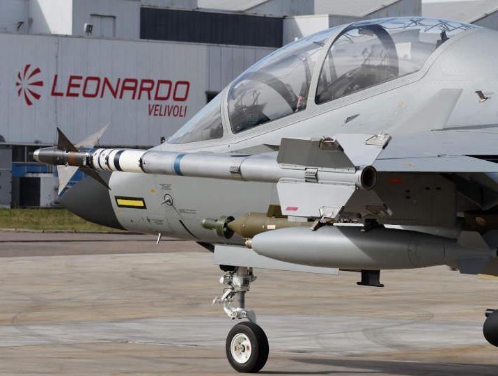 イタリア国防省が所有する戦闘機とミサイルのイメージ写真