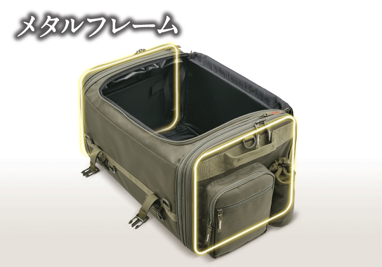 メタルフレームで形が崩れない。側面に内蔵したメタルフレームが、収納しやすいスクエアな形状を維持。