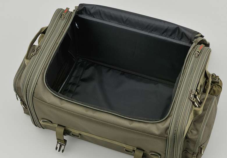 開口部が広いので長い荷物の出し入れにストレスを感じない。