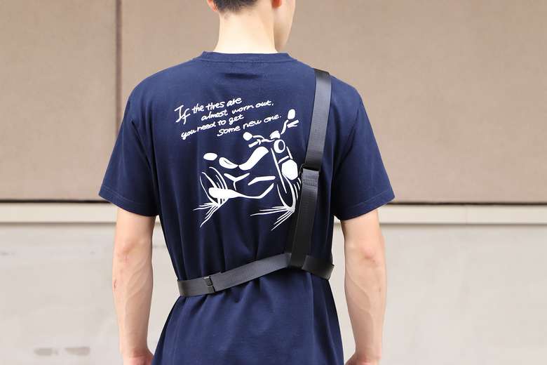 右肩に装着