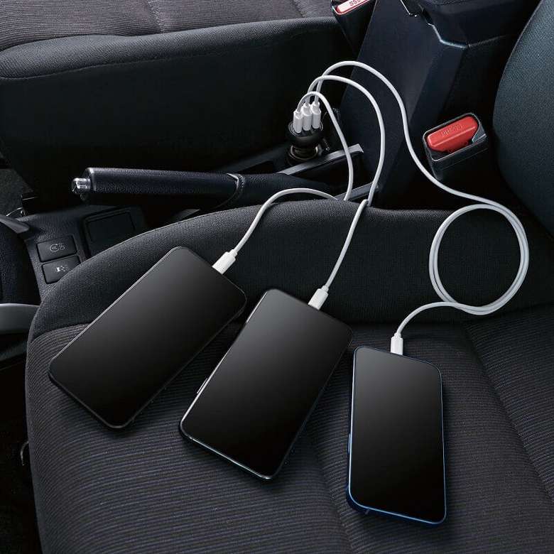 スマートフォンなど 3台を同時に充電可能