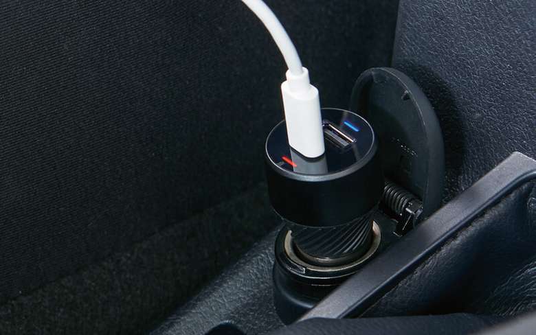 充電状況がわかるLEDを装備