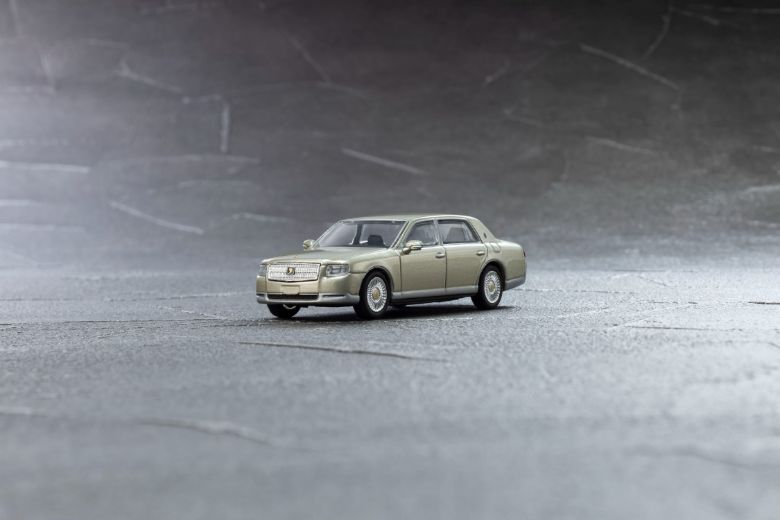No.9 Toyota Century silver