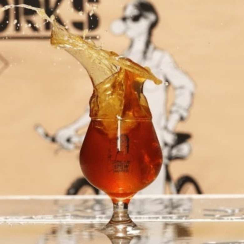 ほんのりホップの苦みとフルーティーな香りで、誰でも飲みやすいモダンクラシカルなビール。「ディレイラブリューワークス」西成ライオットエール 350ml 770円 、510ml 990円 ※画像はイメージ