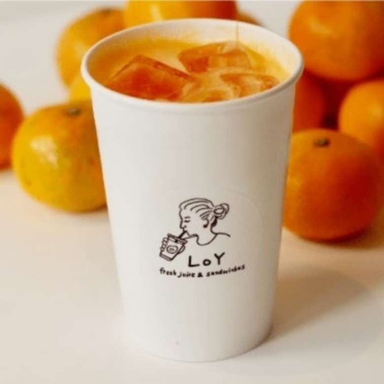 規格外のみかんを使用した果汁100%愛媛県産のみかんジュース。「ロイ」ジュース(1杯)750円