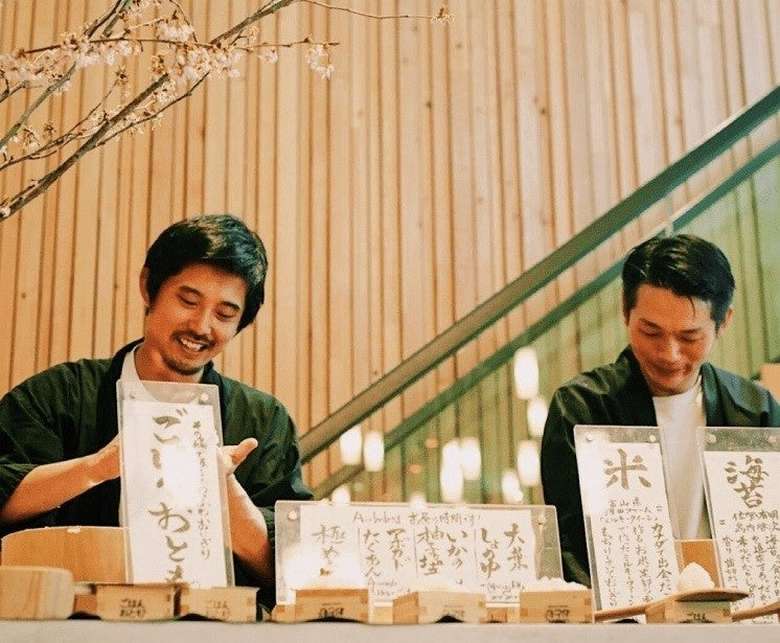 出張ほぐれおにぎりスタンドの詫摩友彦と橋本英治