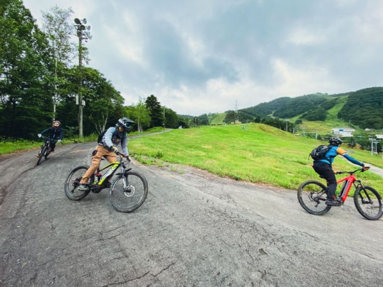 マウンテンバイクに乗る人