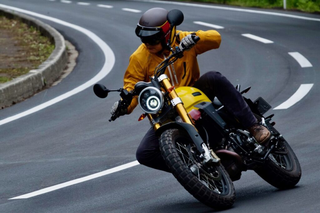 ファンティックのキャバレロスクランブラー500でのオンロード走行写真