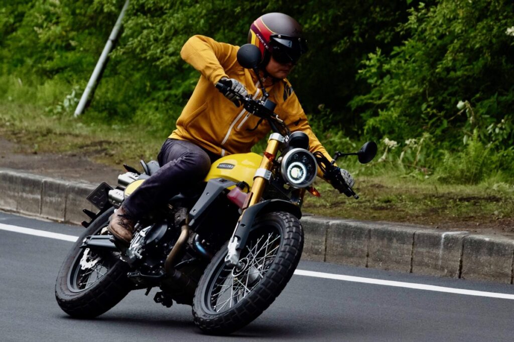 ファンティックのキャバレロスクランブラー500でのオンロード走行写真