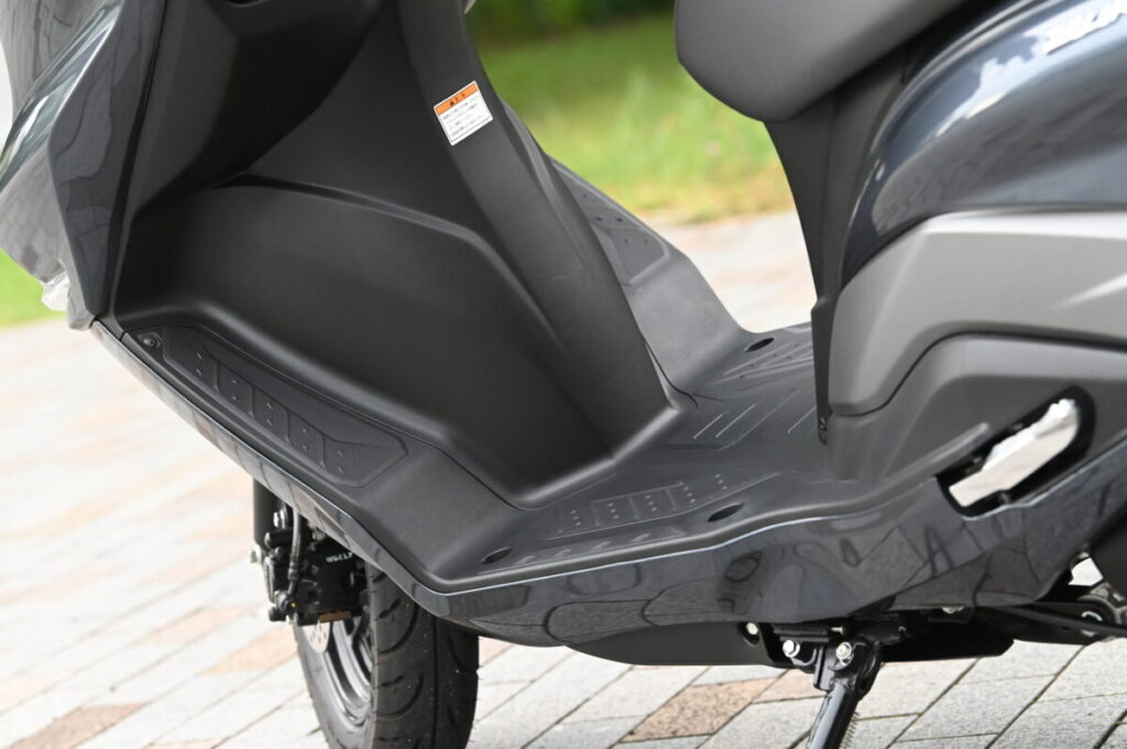 居住性のいいスズキ・バーグマン125EXのフットボード