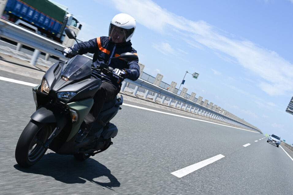 高速道路を走るXフォースABS