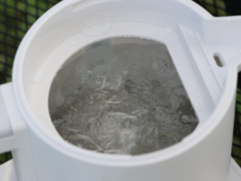 消費電力1000Wの電気ケトルは、100%の状態から稼働させると1時間使える