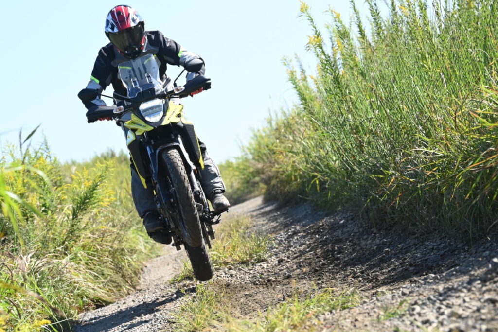 19インチホイールでダートも走れちゃうVストローム250SX