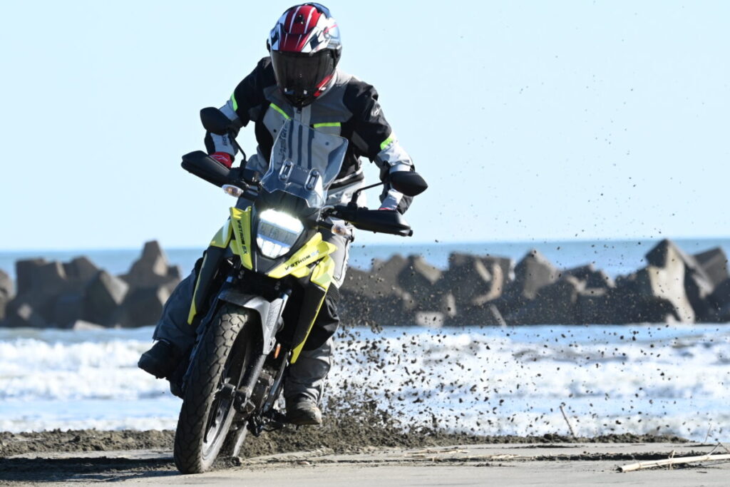 オフロードも走れるVストローム250SXでテールスライド
