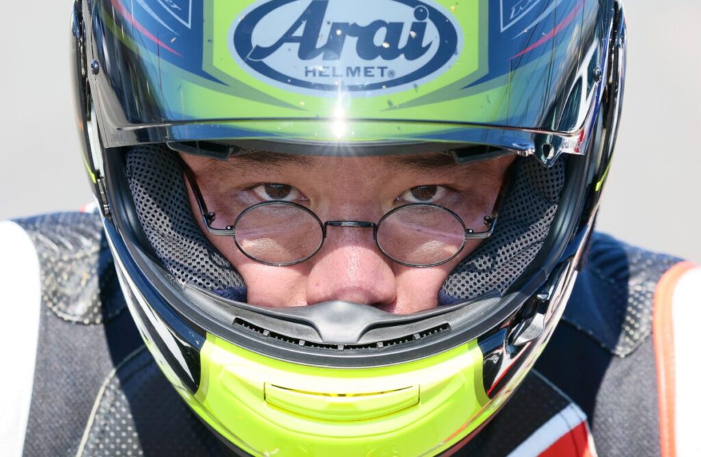 普通のバイク用ではないメガネでは視界が確保できない