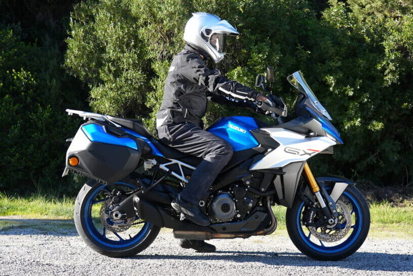 シート高845mmのスズキ・GSX-S1000GXの足着き性(ローシート)
