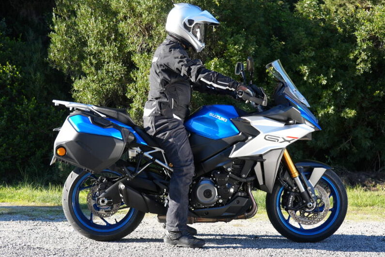シート高845mmのスズキ・GSX-S1000GXの足着き性(ローシート)