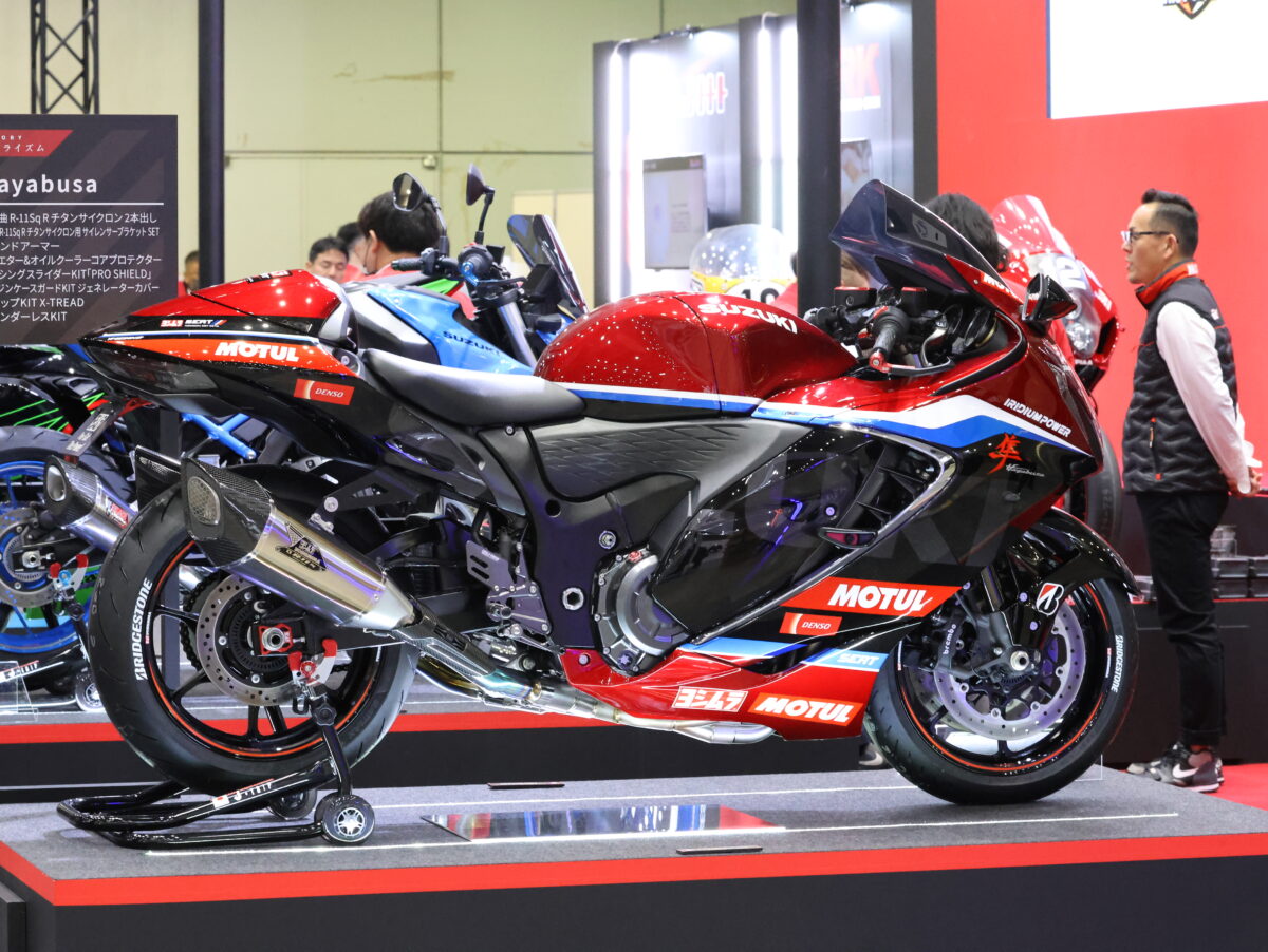 HAYABUSA用「機械曲R-11Sq R チタンサイクロン 2本出し」がすごい!