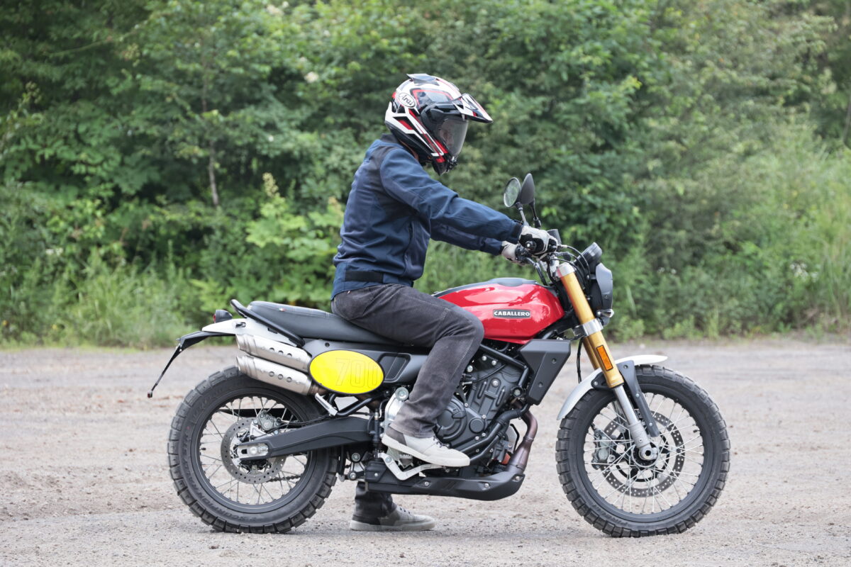 ファンティック キャバレロ スクランブラー700の足つきチェック(写真:吉田 朋)