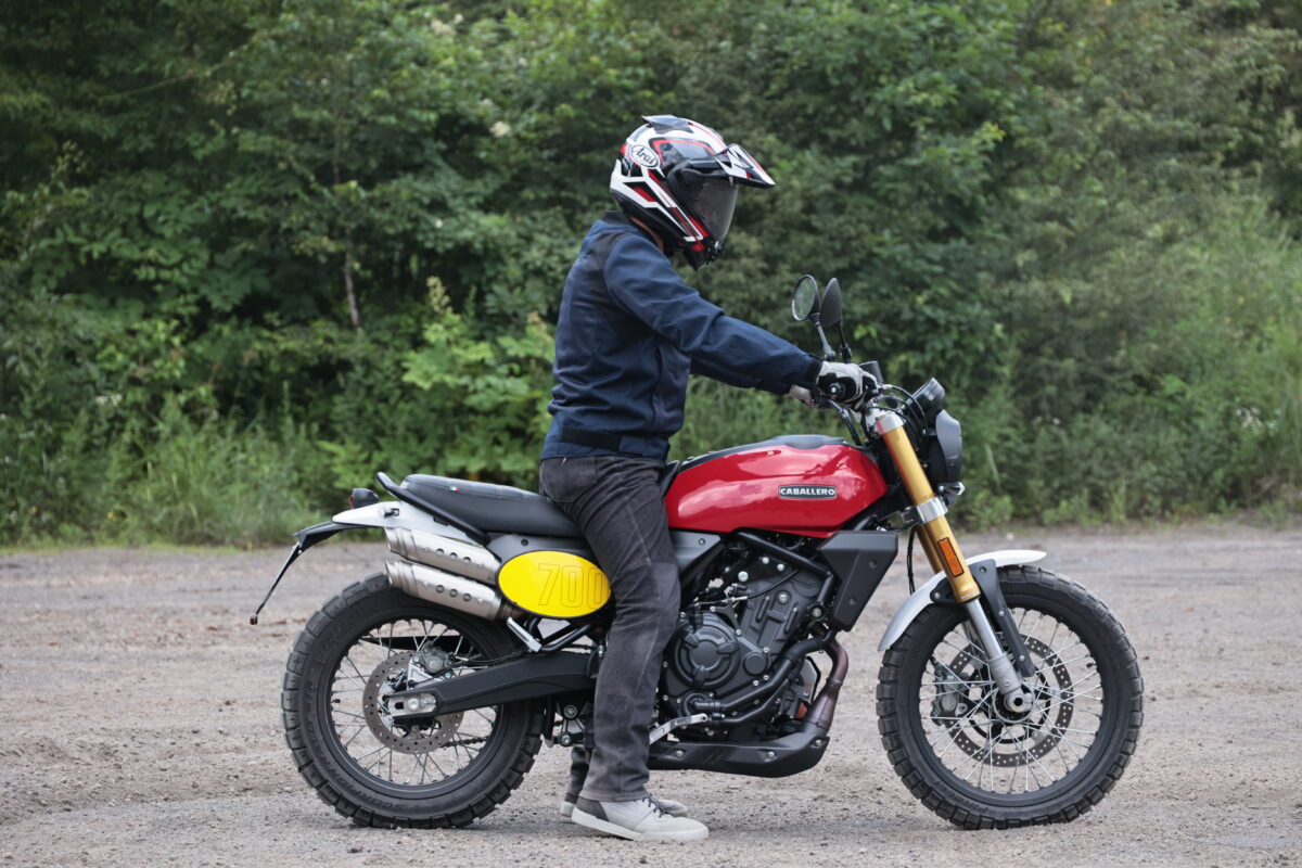 ファンティック キャバレロ スクランブラー700の足つきチェック(写真:吉田 朋)