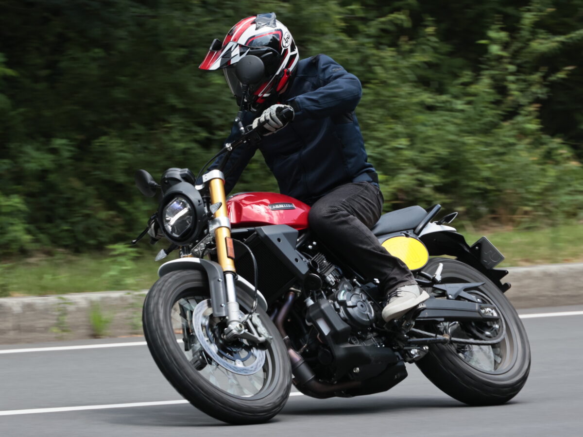 どこまでも遠くへ走っていけそうなキャバレロ スクランブラー700(写真:吉田 朋)