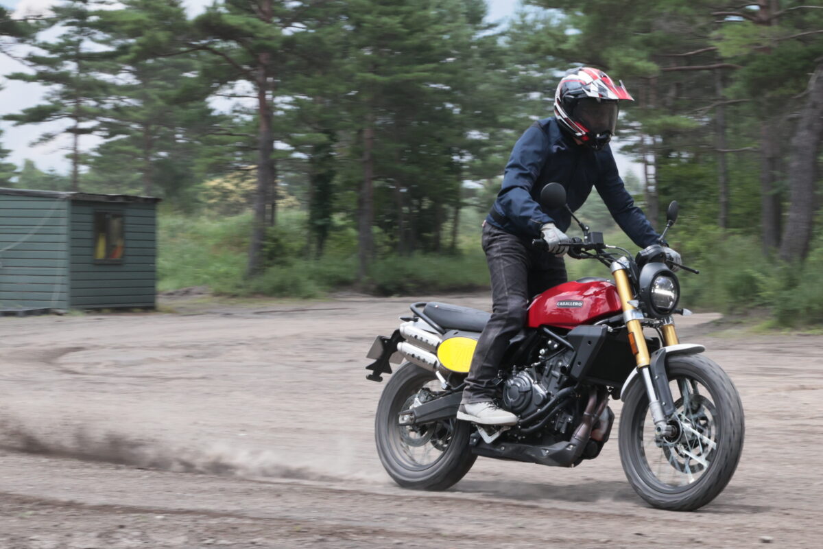 やはりキャバレロ! スクランブラー700はダートも得意!(写真:吉田 朋)