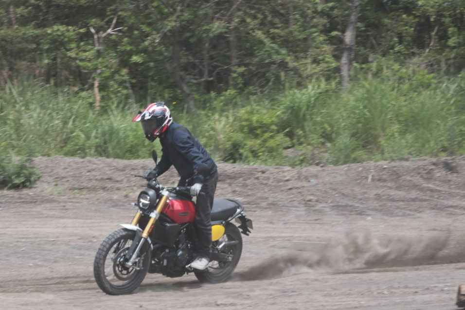 やはりキャバレロ! スクランブラー700はダートも得意!(写真:吉田 朋)