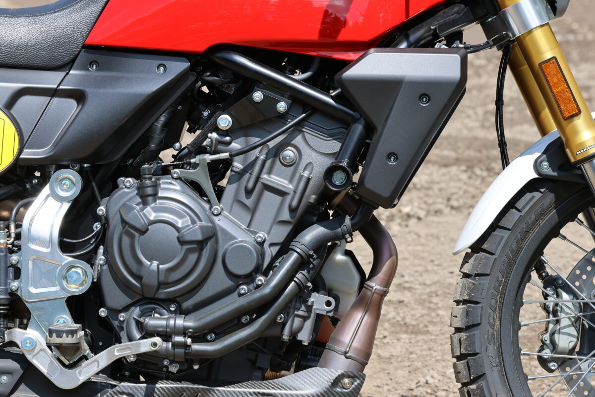 ヤマハのCP2エンジン(ユーロ5対応)を採用。フィーリングはテネレ700ともMT-07とも若干違うが、基本的な味付けの方向性は一緒。270度クランクらしい歯切れのいい、軽やかな吹け上がりが持ち味だ。