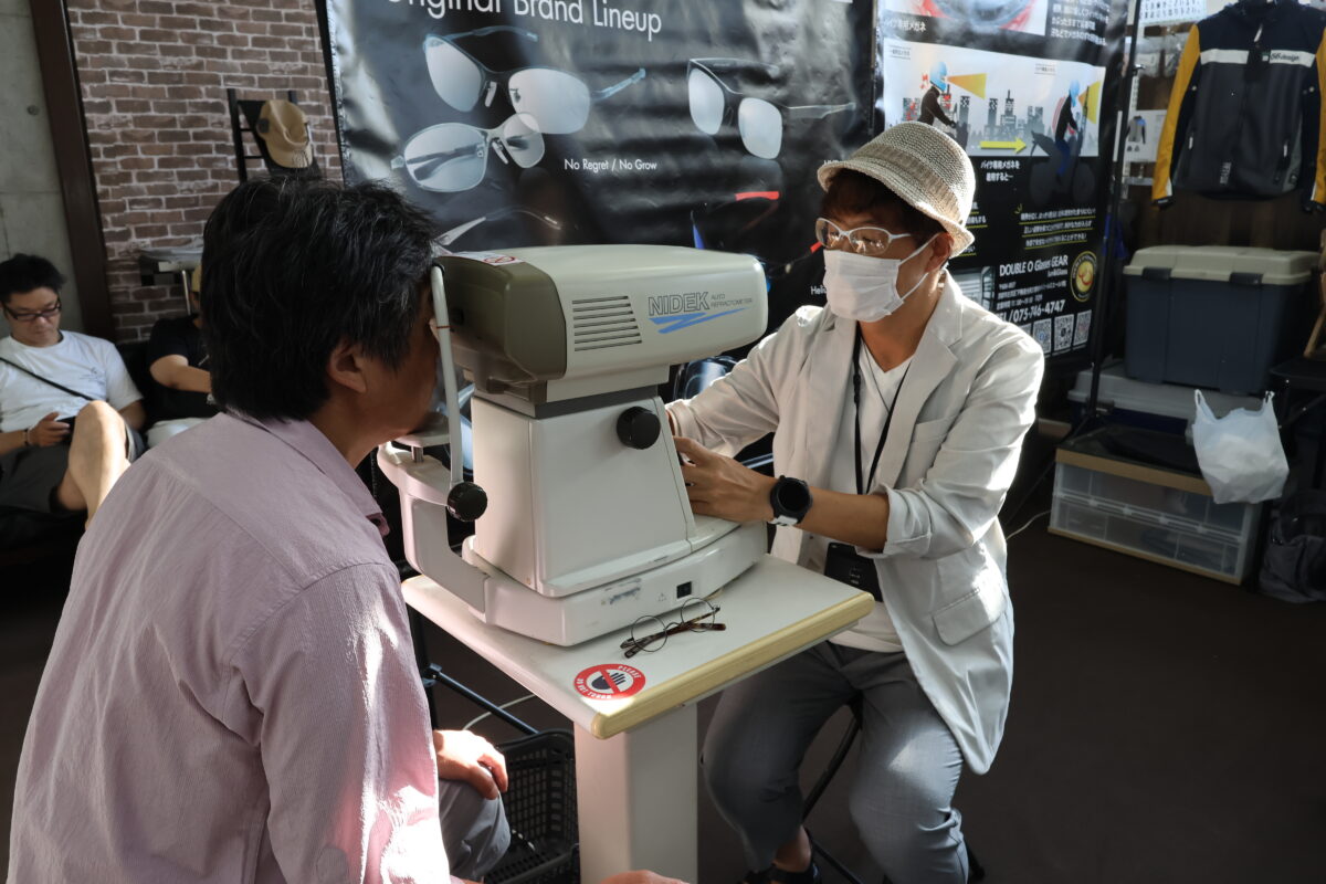 “TRUNK SHOW”には「RIDINGEYEWEAR」のサンプルはもちろん、検眼に必要な測定器具などを全て持っていく。予約者と待ち合わせて1時間ほどかけてしっかり検眼を行う。