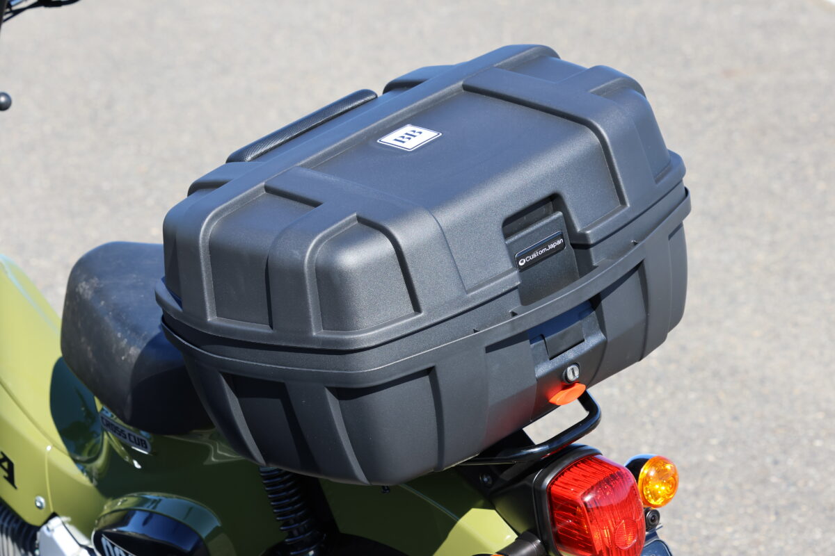 『モトボワットBB バイク リアボックス 50L』は50ℓの大容量で、ヘルメット2つがすっぽり入る。